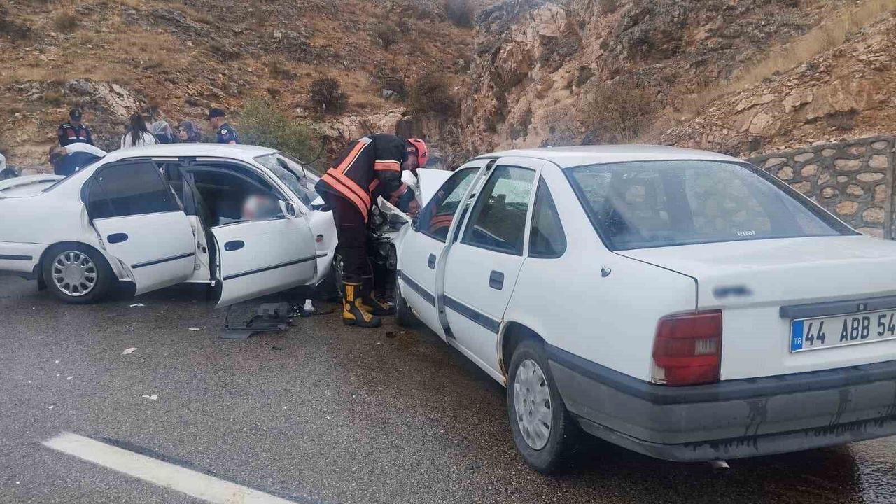 İki otomobil kafa kafaya çarpıştı! 6 yaralı