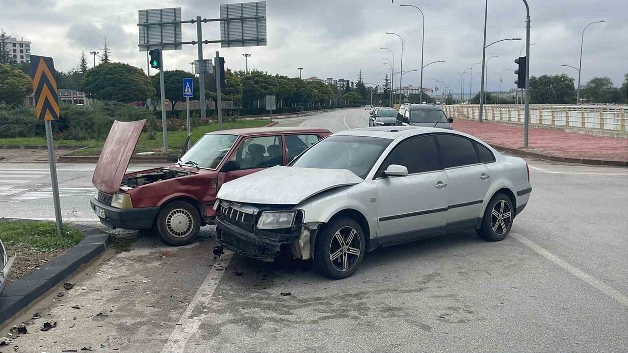 Kavşakta iki otomobil çarpıştı: 1 yaralı
