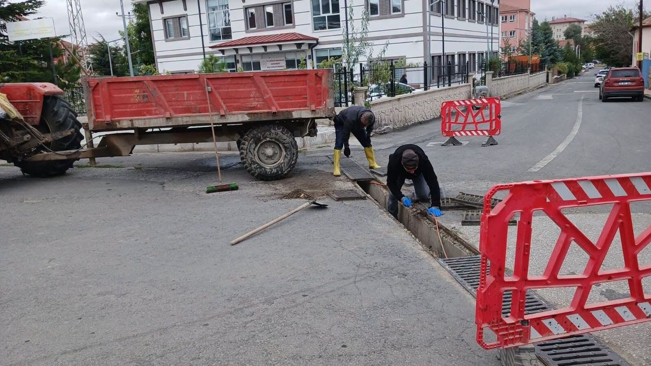 Saraykent Belediyesi yağış öncesi ızgaraları temizledi