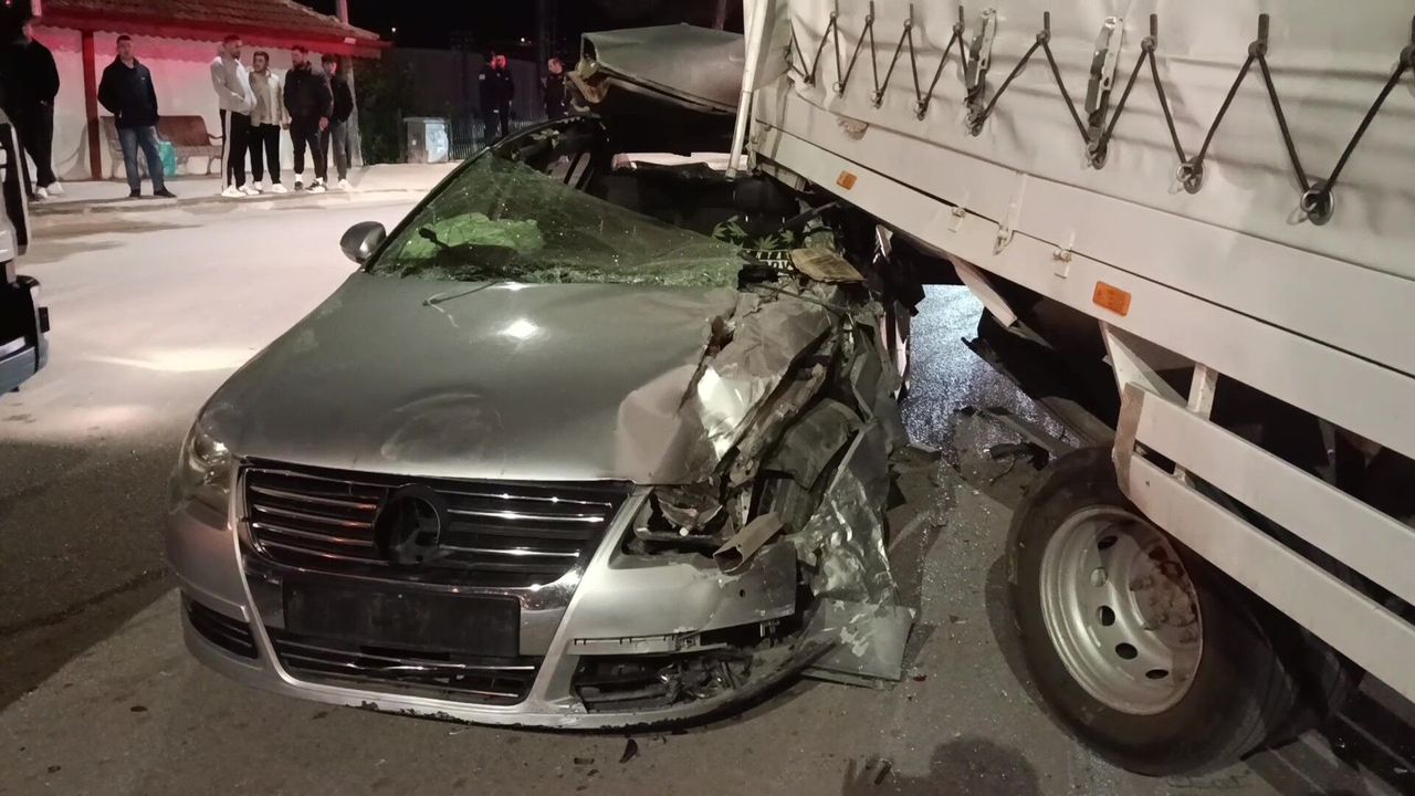 Kamyonete çarpan otomobil hurdaya döndü!