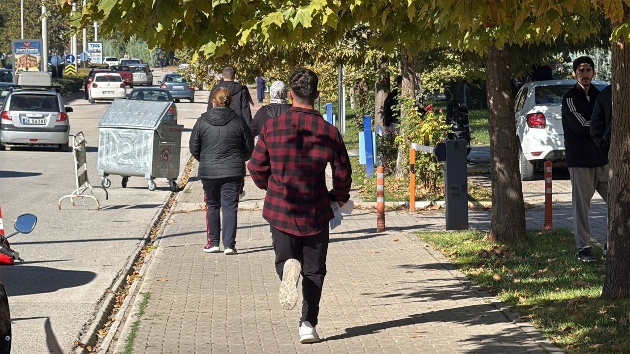 KPSS adayları zor anlar yaşadı: Sınava koşarak gittiler