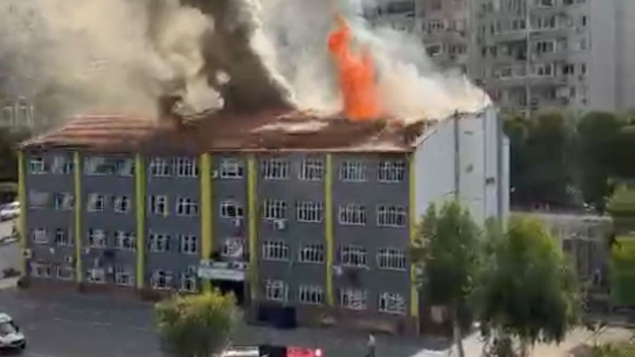 Ortaokul çatısında yangın: Ekiplerin müdahalesi sürüyor