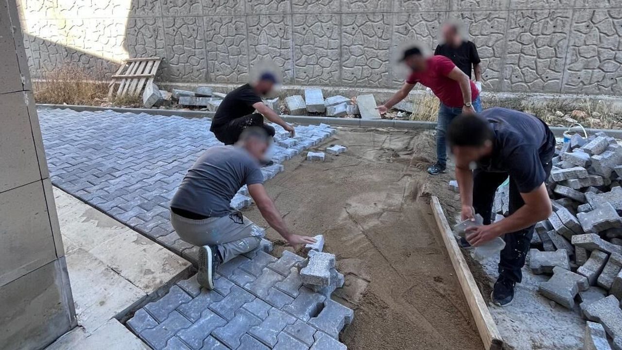 Akdağmadeni’nde hükümlüler cami ve okulların bakım çalışmalarına destek verdi
