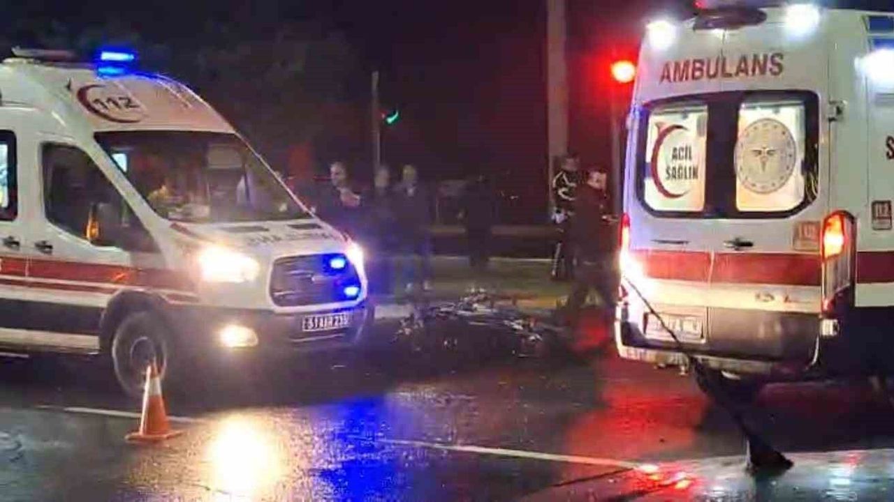 Hafif ticari araç ile motosiklet çarpıştı: 2 ölü, 1 ağır yaralı