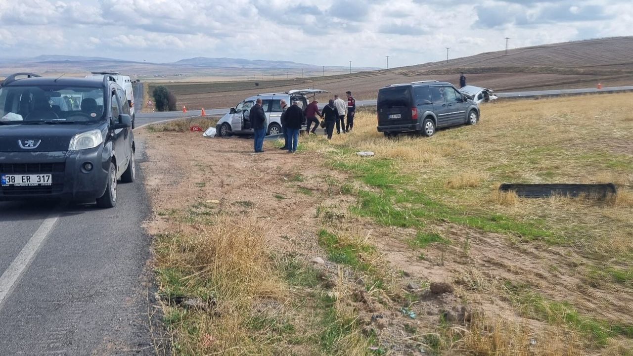 Hafif ticari araç ile otomobil çarpıştı: 1 ölü, 3 yaralı