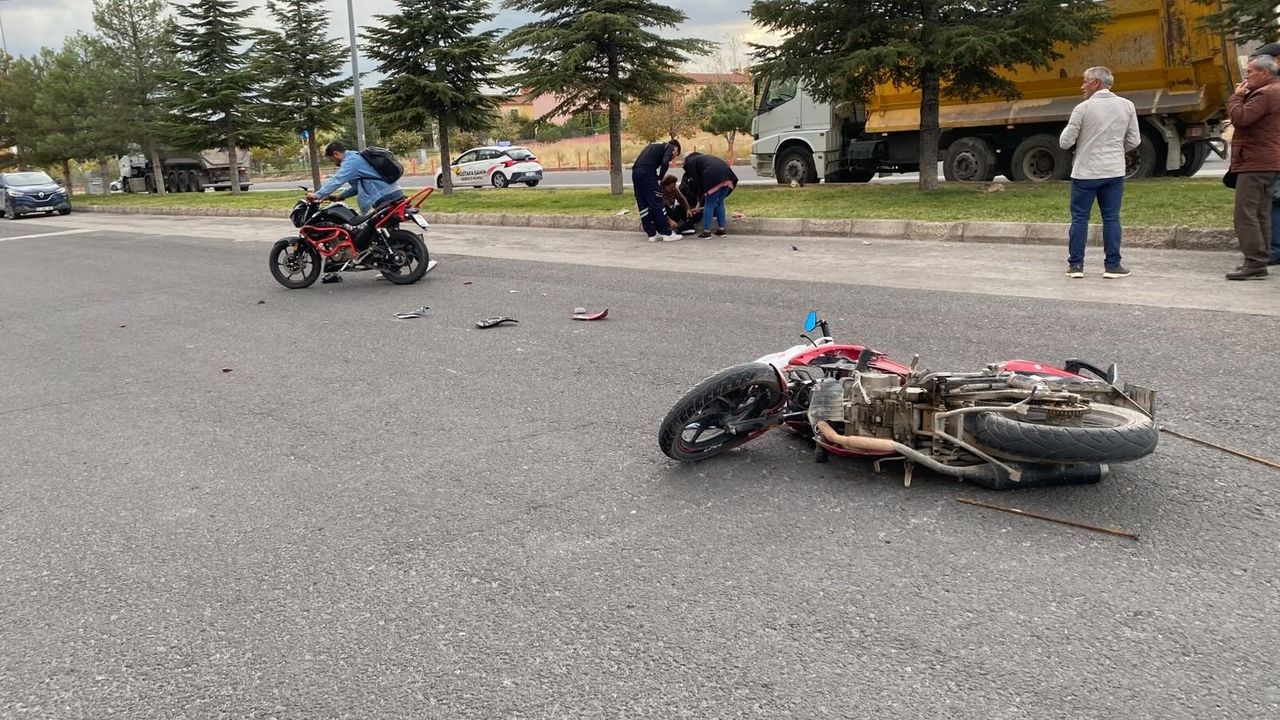Motosikletler kafa kafaya çarpıştı: 2 kişi yaralandı