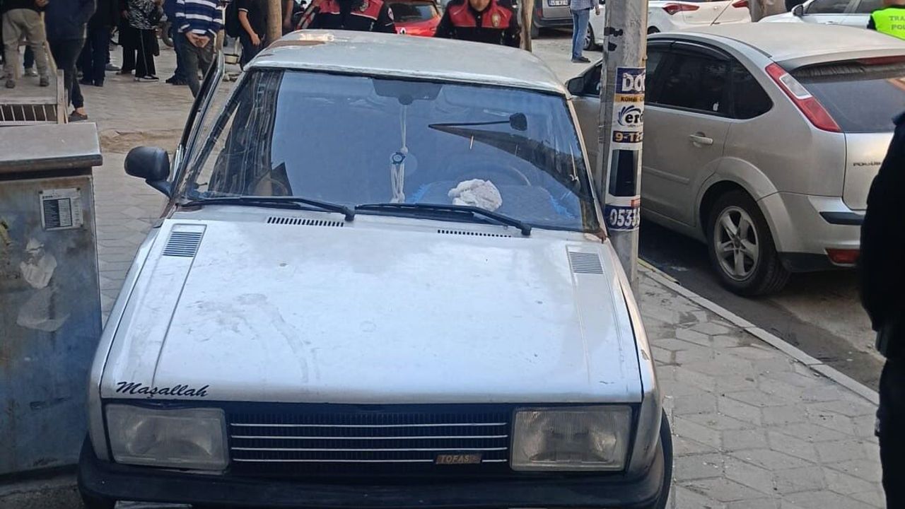 Polisten kaçan plakasız araç trafo ile direk arasına sıkıştı