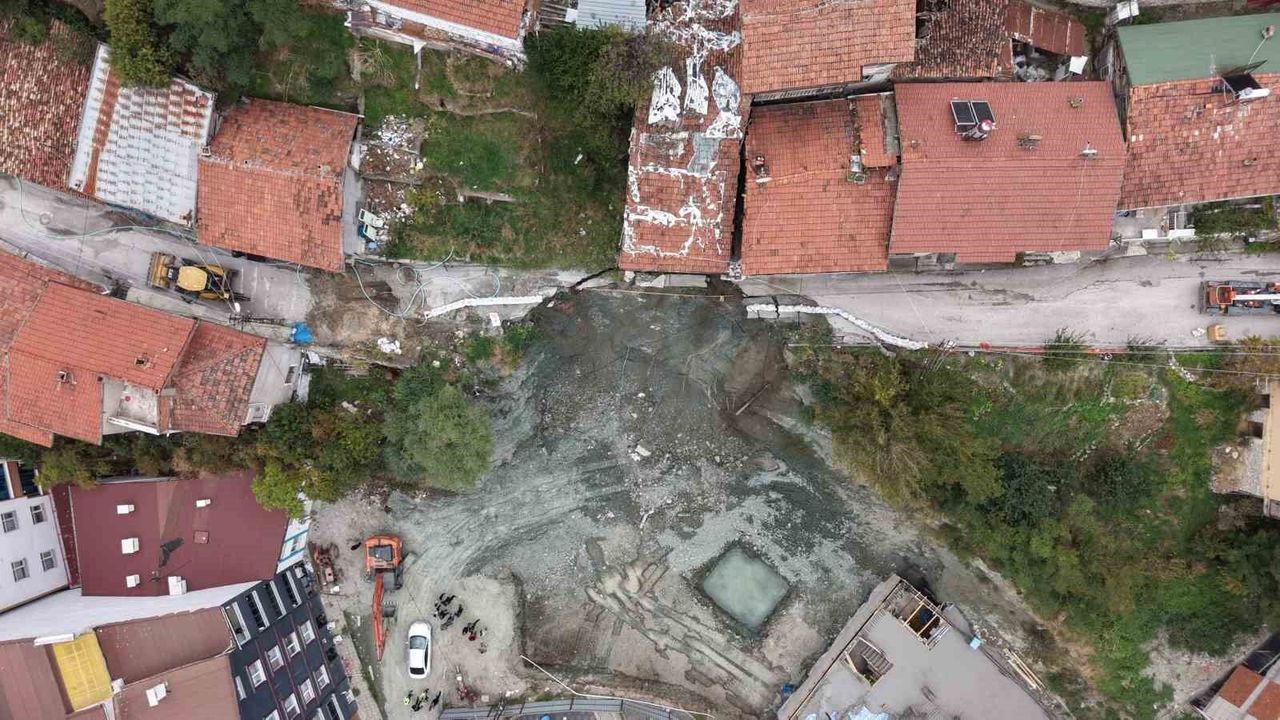 İnşaat alanının yanındaki yol çöktü, iki katlı apartman boşaltıldı