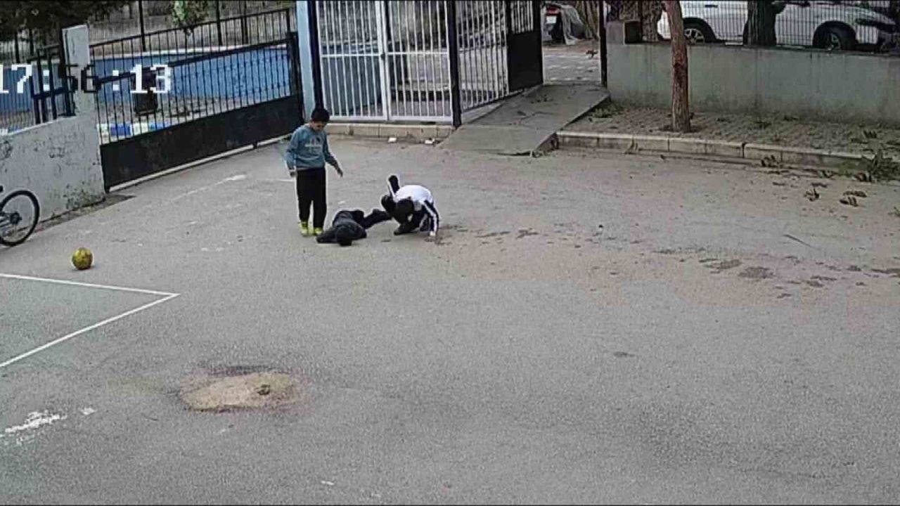 Karnına top çarpan çocuk yere yığıldı