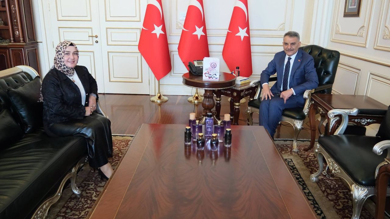 Türker Vali Özkan'ı ziyaret ederek Viola Queen ürünlerini tanıttı