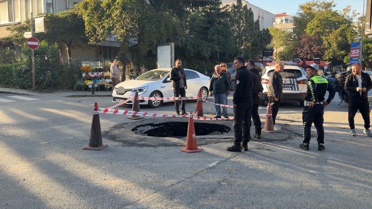 Yolda çökme meydana geldi: Trafik tek şeritten sağlandı