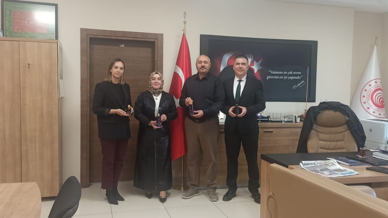 Kadın girişimci Nimet Türker, Viola Queen ürünlerini kurum müdürlerine hediye etti