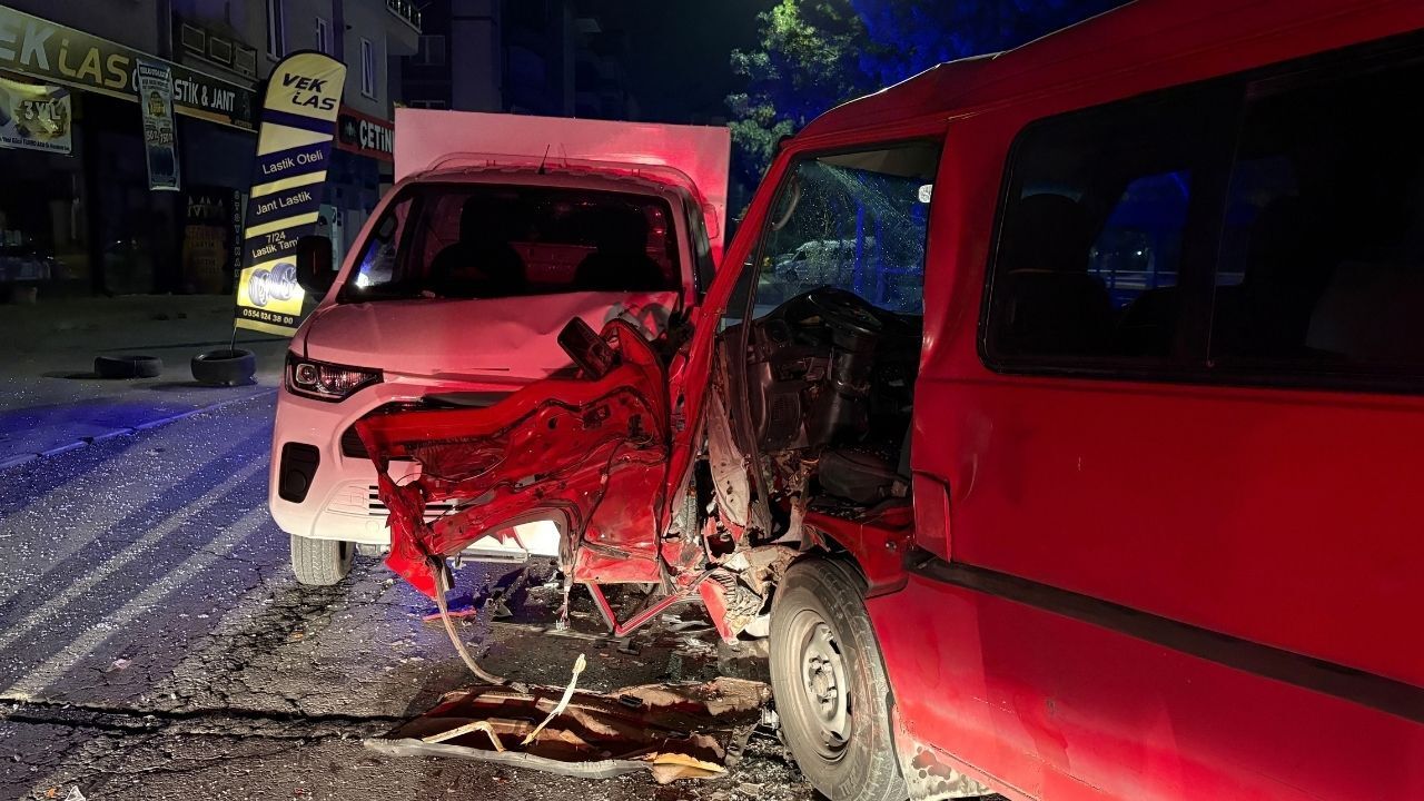 Kafa kafaya çarpıştılar! Sürücü olay yerinden kaçtı