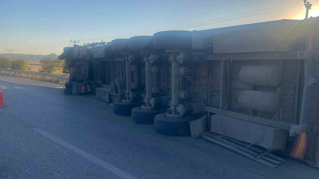 Konya'da pancar yüklü tır devrildi: 1 yaralı