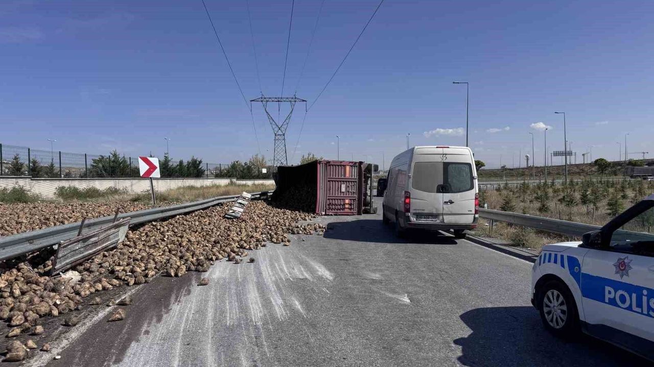Virajı alamayan tır devrildi