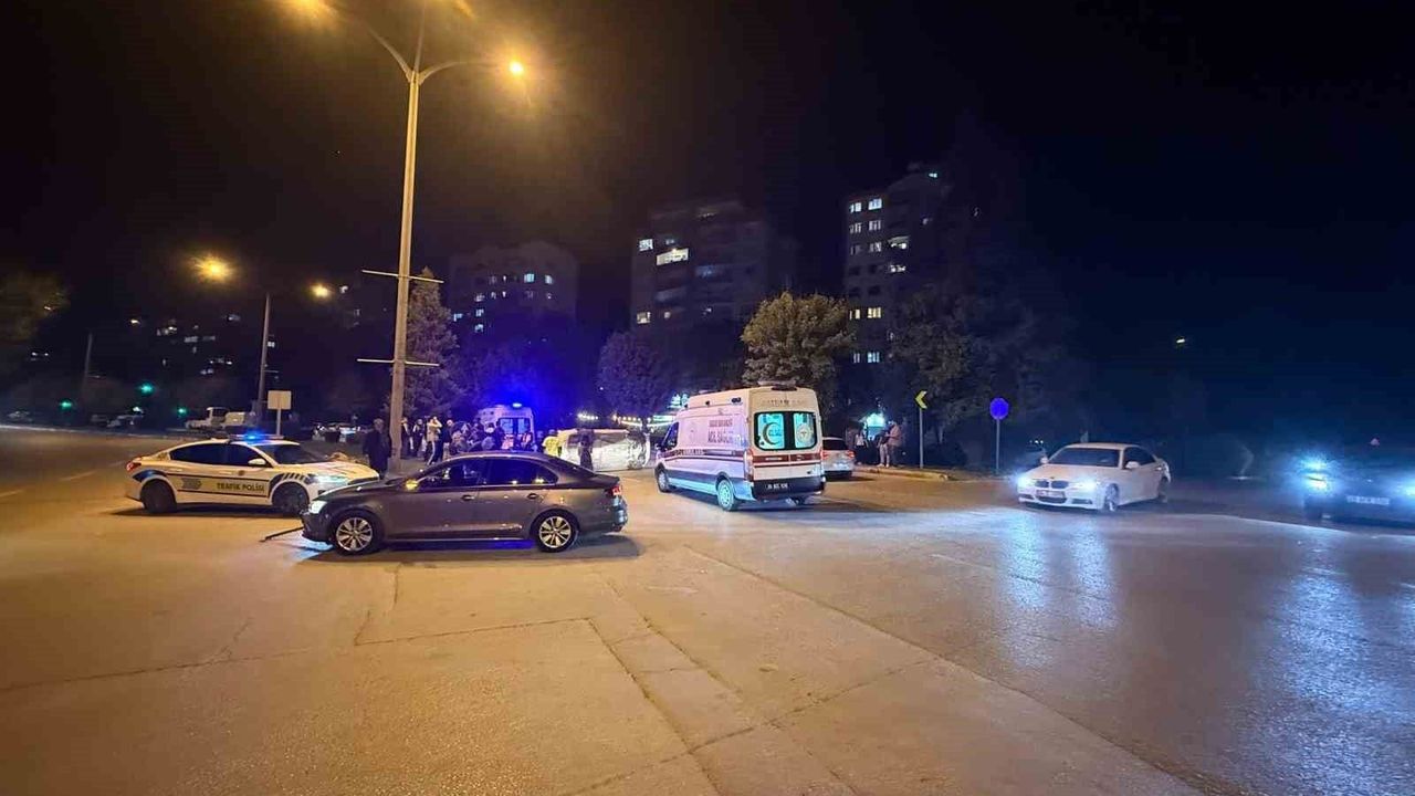 2 otomobil çarpıştı, 1'i yan yattı