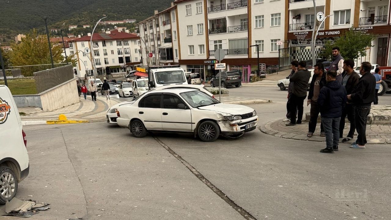Çapanoğlu Büyük Cami yanında iki araç çarpıştı