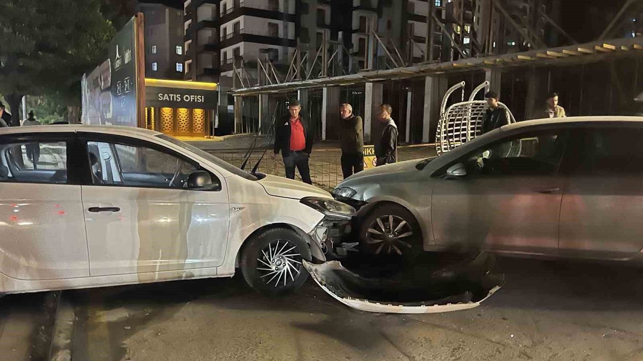 Otomobil direğe ve park halindeki araca çarptı: 1 yaralı