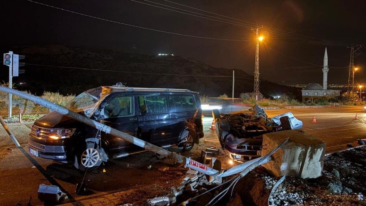 Takla atan otomobil ışıkta bekleyen minibüse çarptı: 2 yaralı