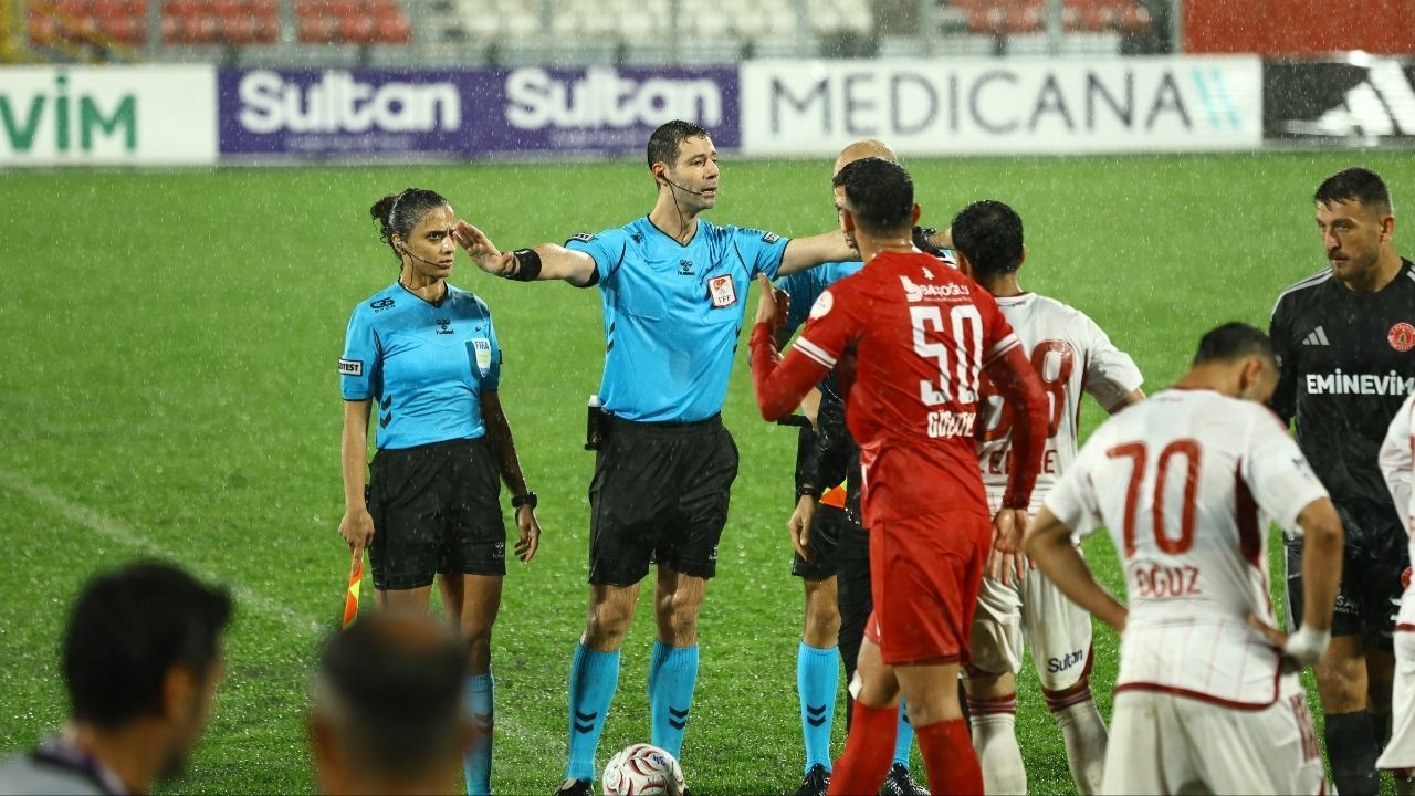 Ümraniyespor-Boluspor maçı yoğun yağış nedeniyle ertelendi