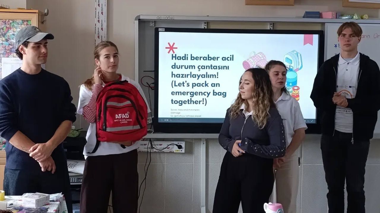 Sorgun'da yabancı gönüllüler öğrencilere afet eğitimi veriyor