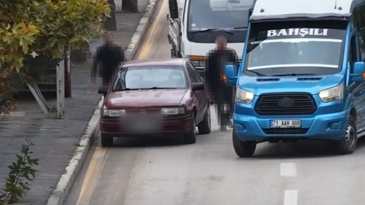 Direksiyonu yolcuya bırakıp yaya numarası yaptı! 80 bin lira ceza
