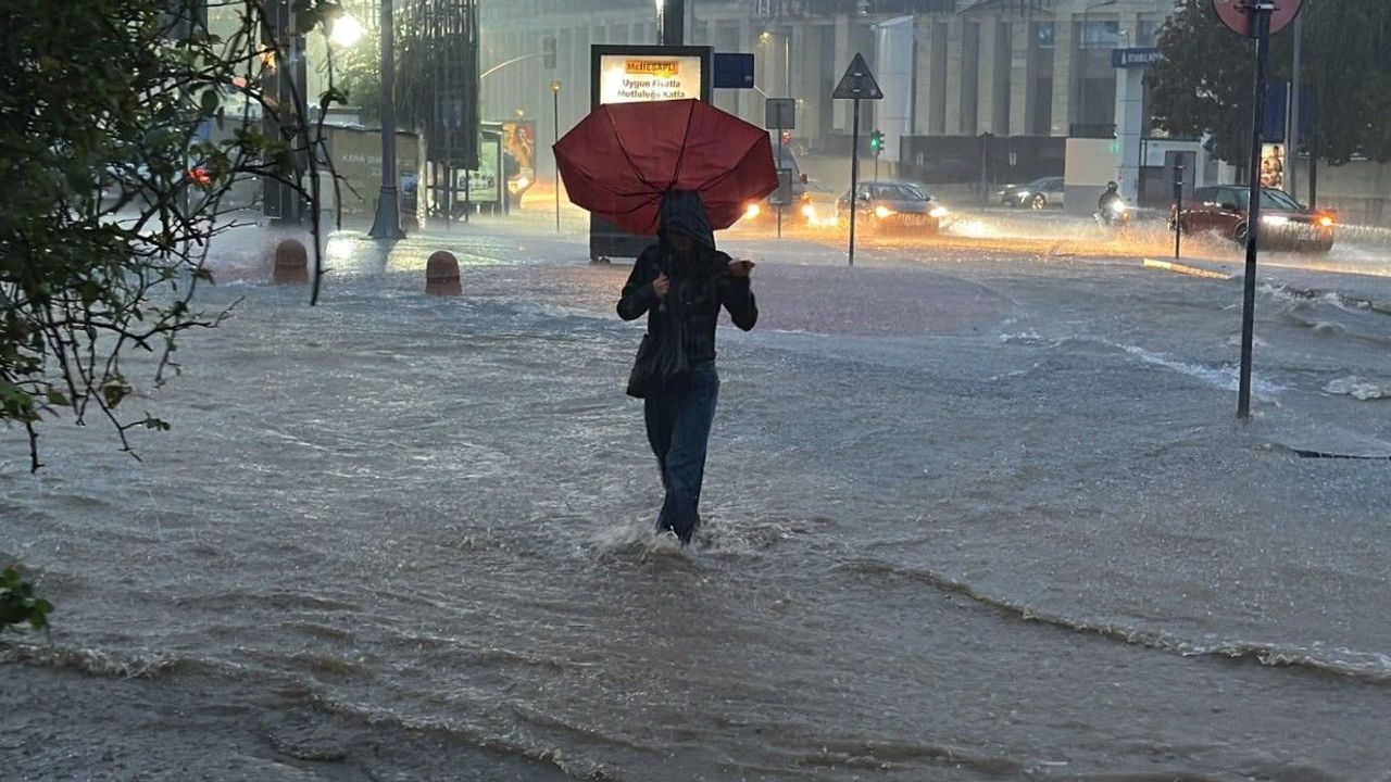 İstanbul’da sel felaketi: 3 ölü, 5 kişi aranıyor!