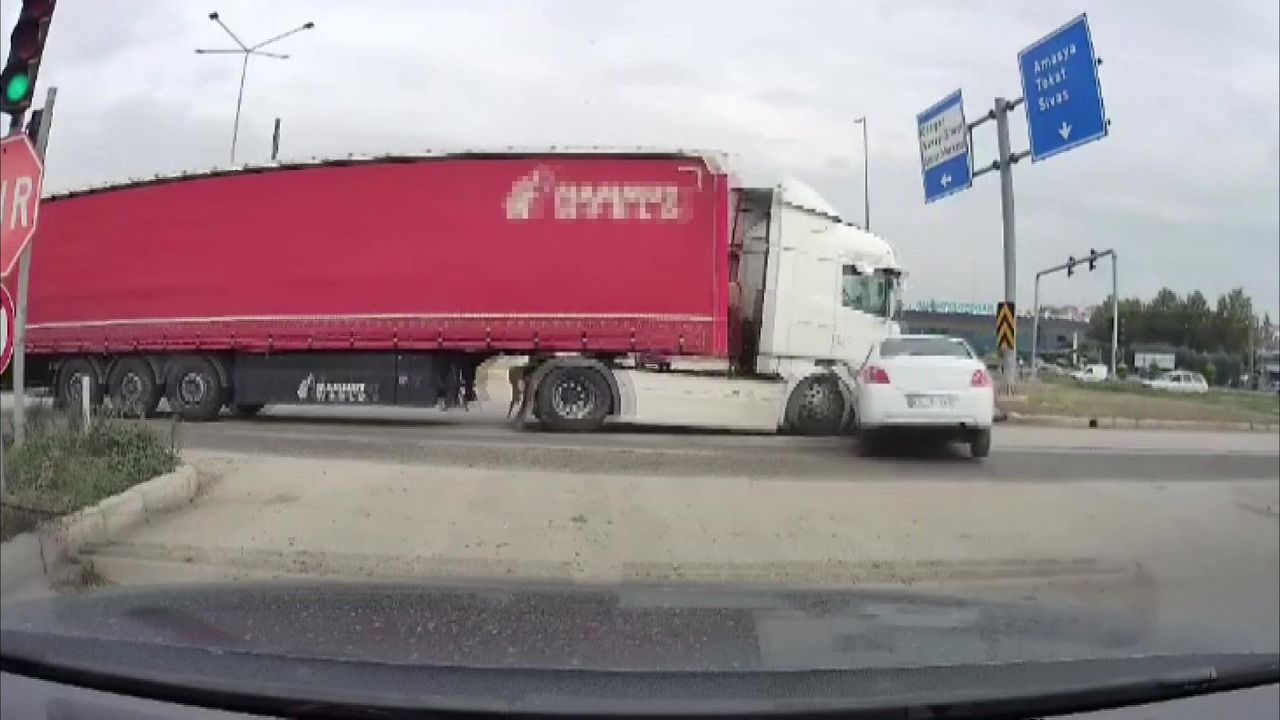 Kırmızı ışıkta kavşağa giren tır otomobile çarptı!