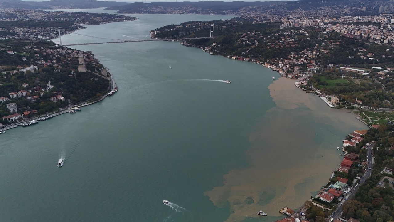 Yağmur sonrası İstanbul Boğazı çamura bulandı