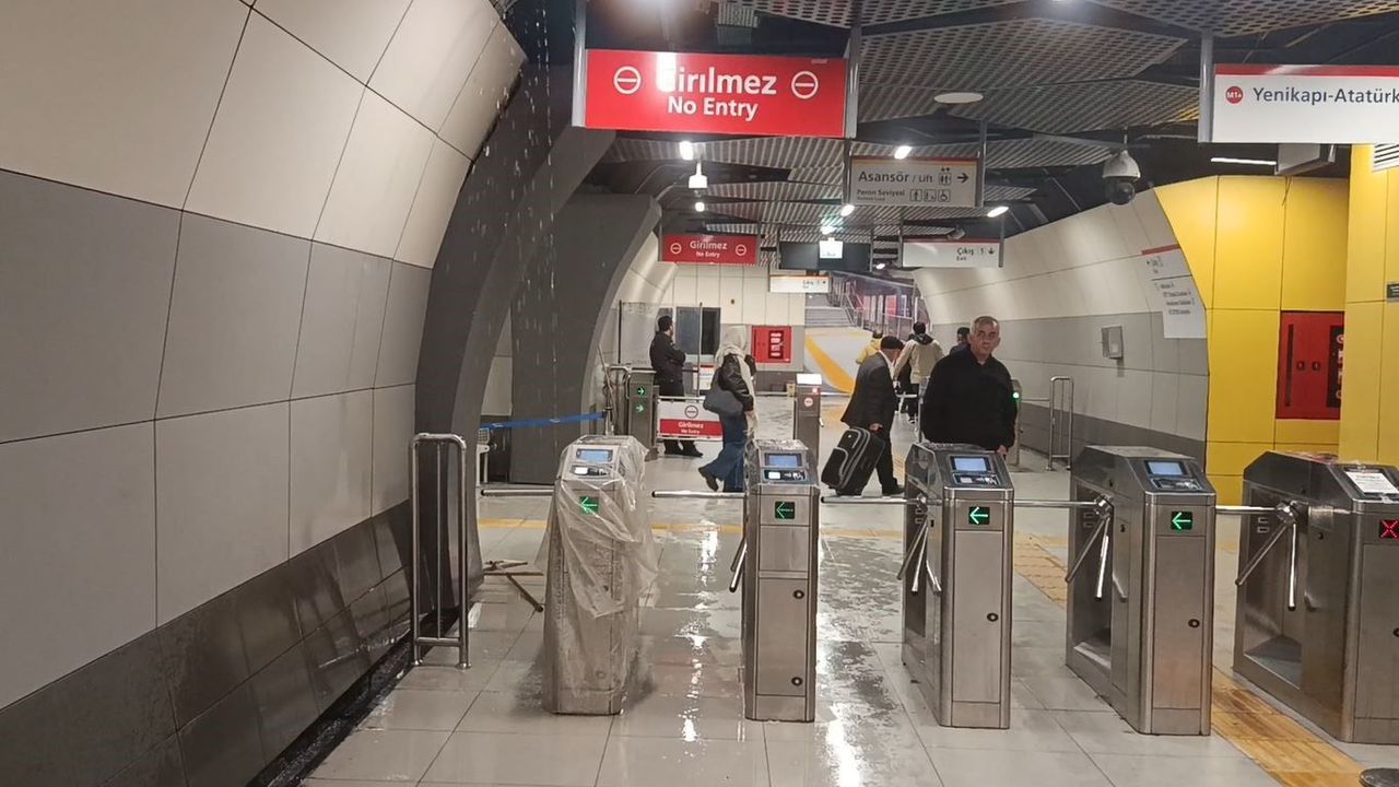 Yenibosna Metro İstasyonu’nda tavandan su sızdı