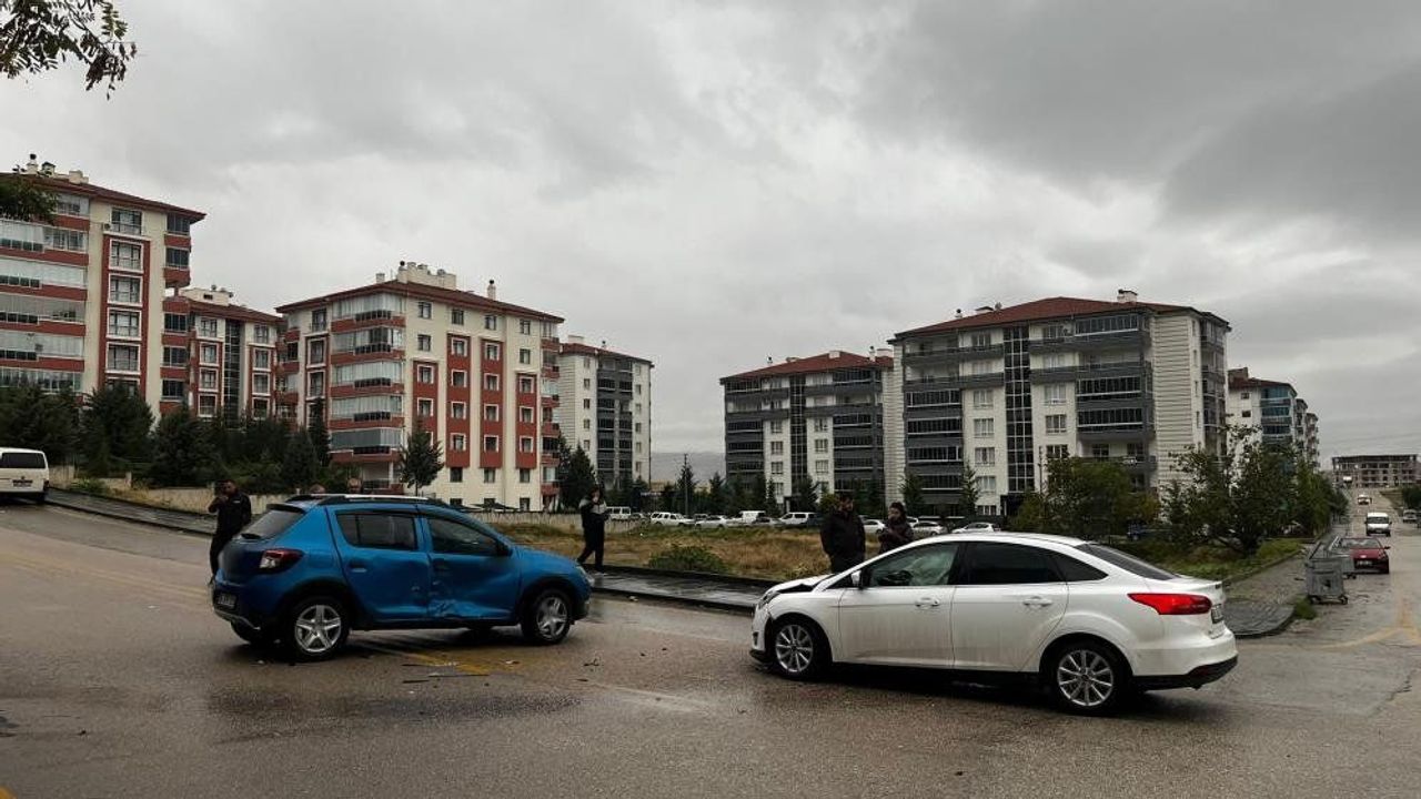 İki otomobil çarpıştı