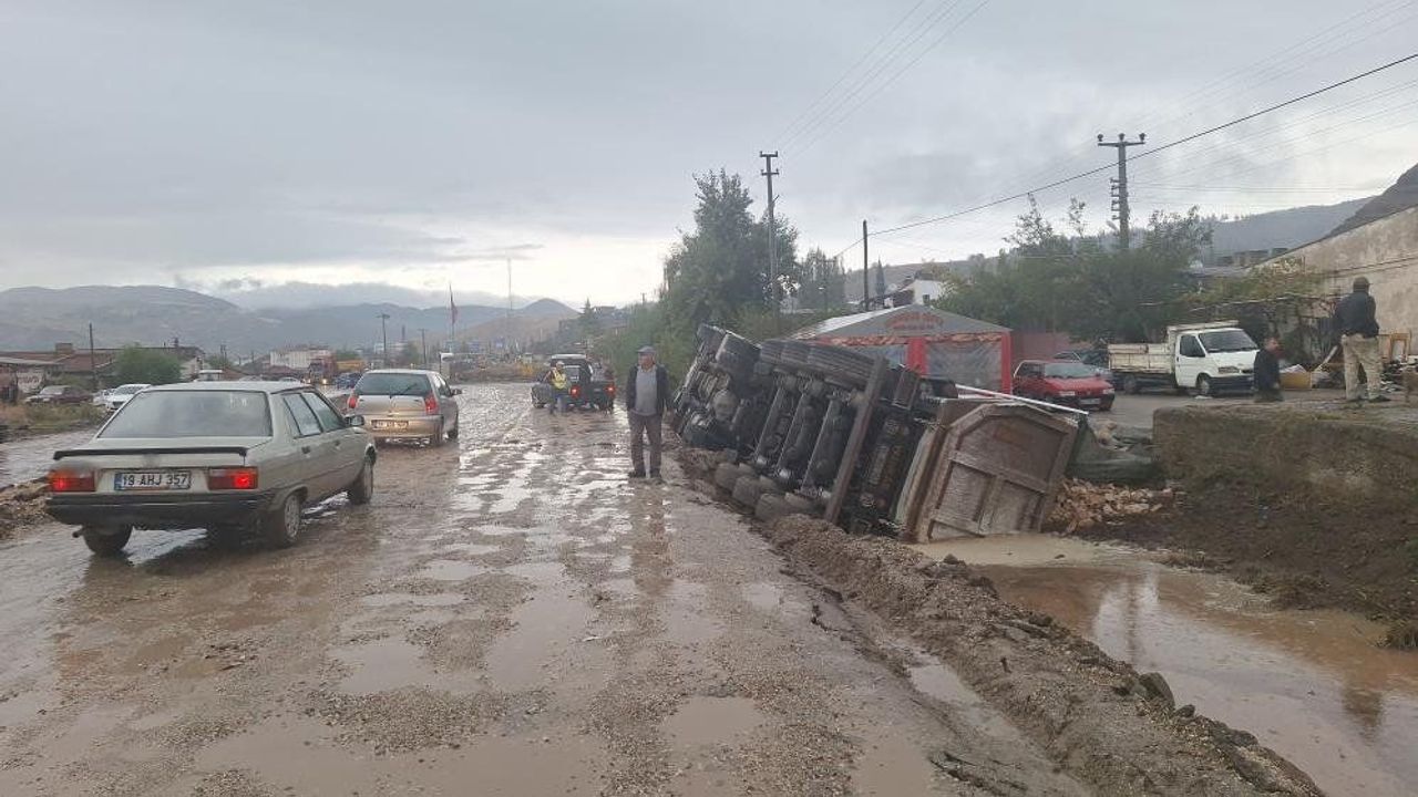 Yol vermek istedi, tırı kanala devirdi: Kaza kamerada