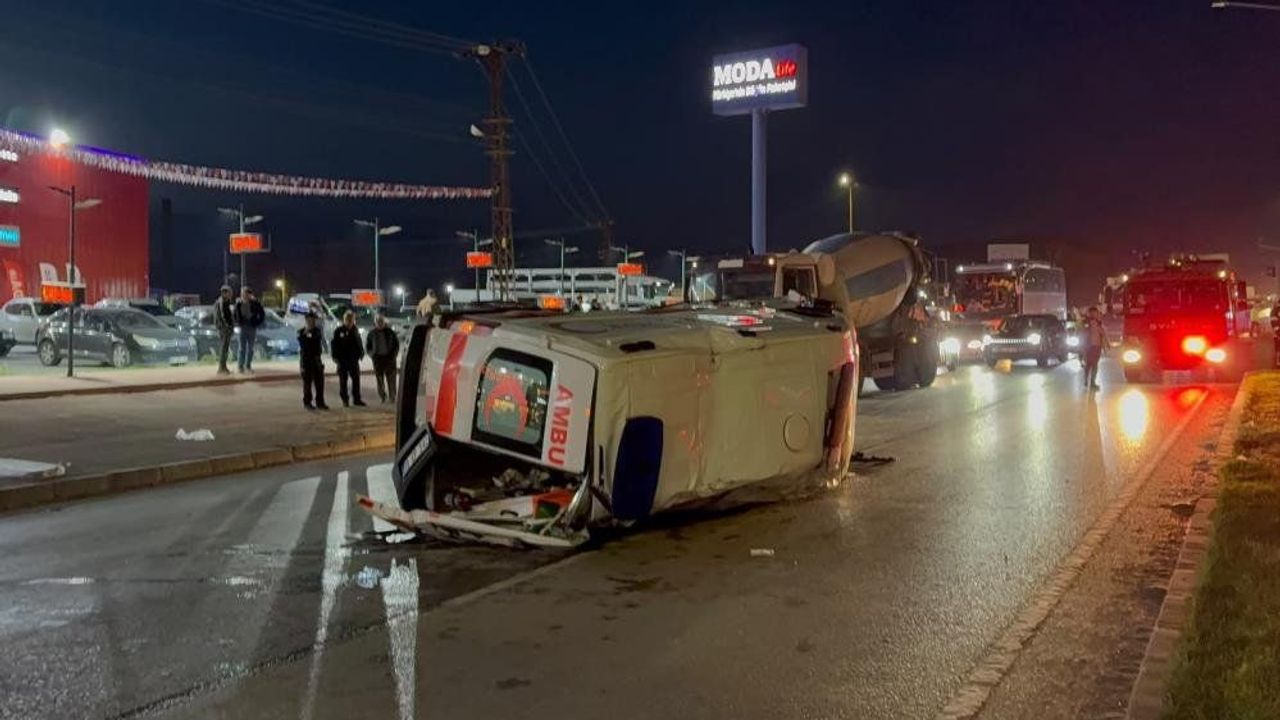 Ambulans ile otomobil çarpıştı: 6 yaralı