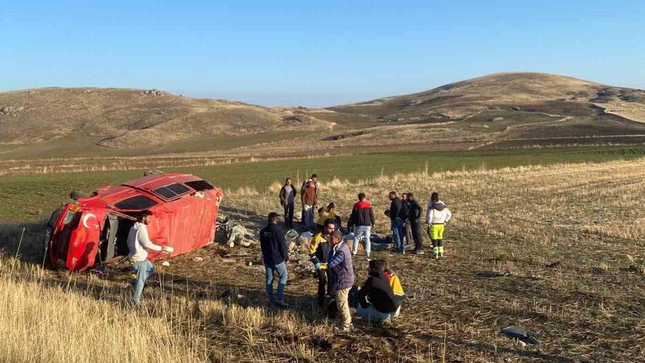 İşçileri taşıyan minibüs devrildi: 6 yaralı