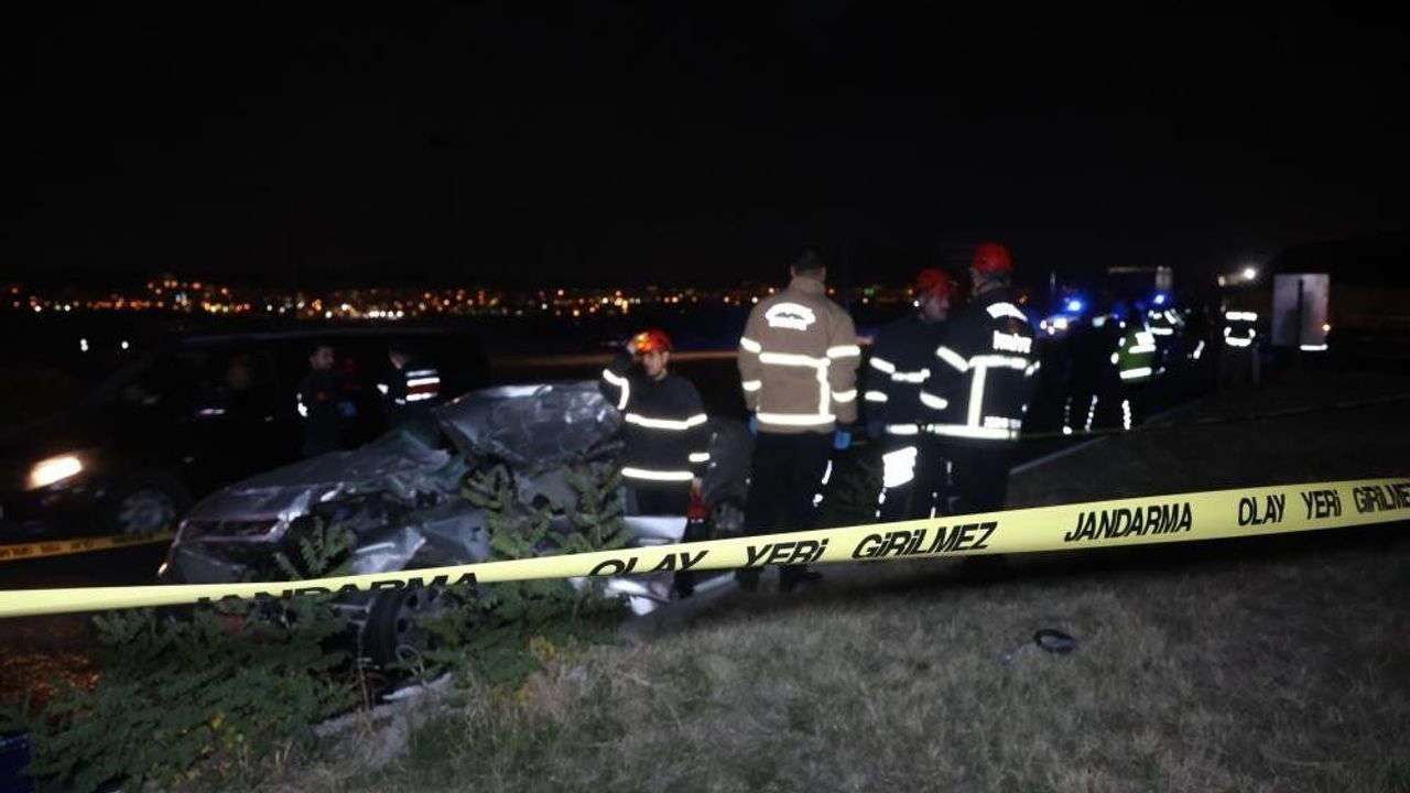 Feci kaza: Otomobil tıra çarptı, 2 kişi hayatını kaybetti