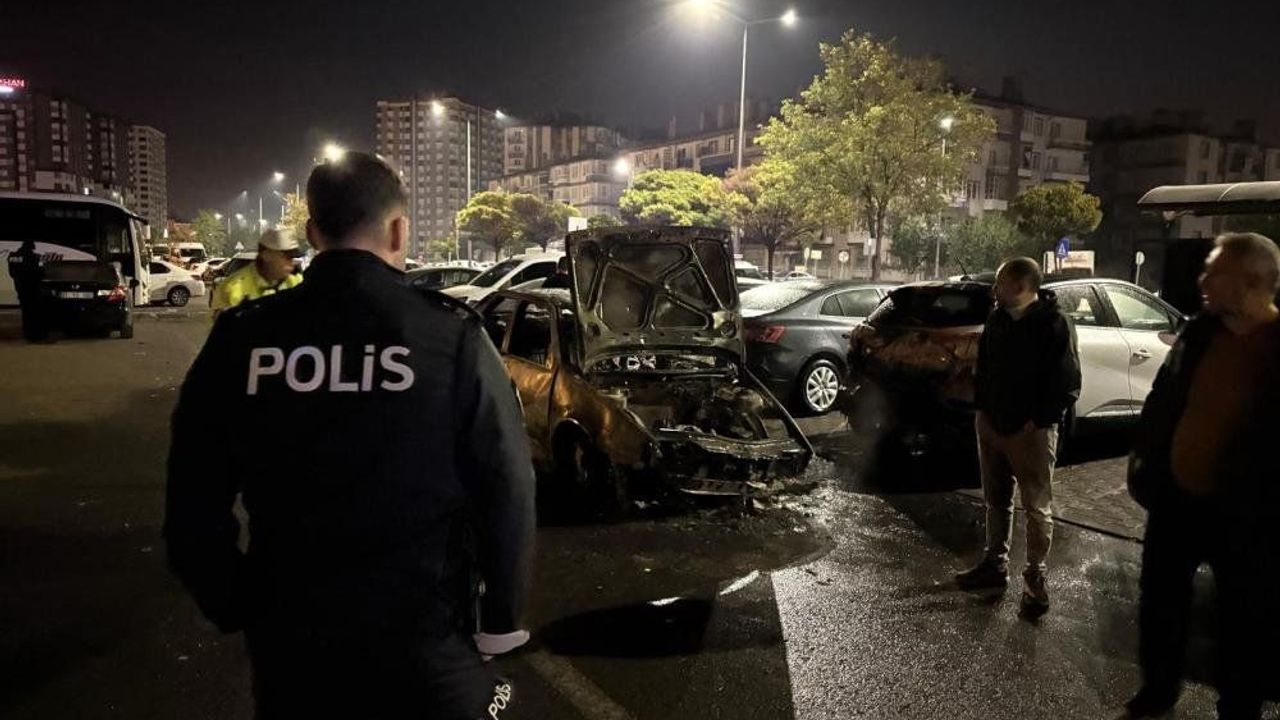 Kaza yapan araç alev aldı: Yangın 3 araca daha sıçradı
