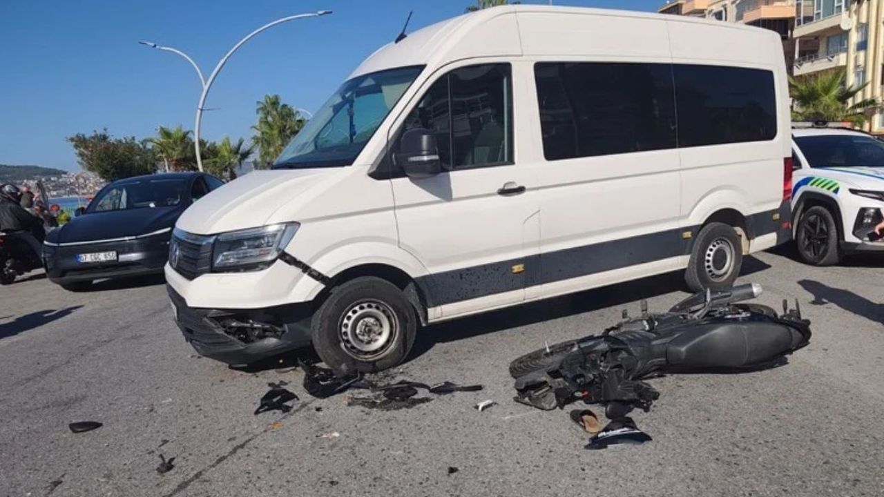 Motosiklet ile minibüs çarpıştı: Üniversiteli genç kız hayatını kaybetti