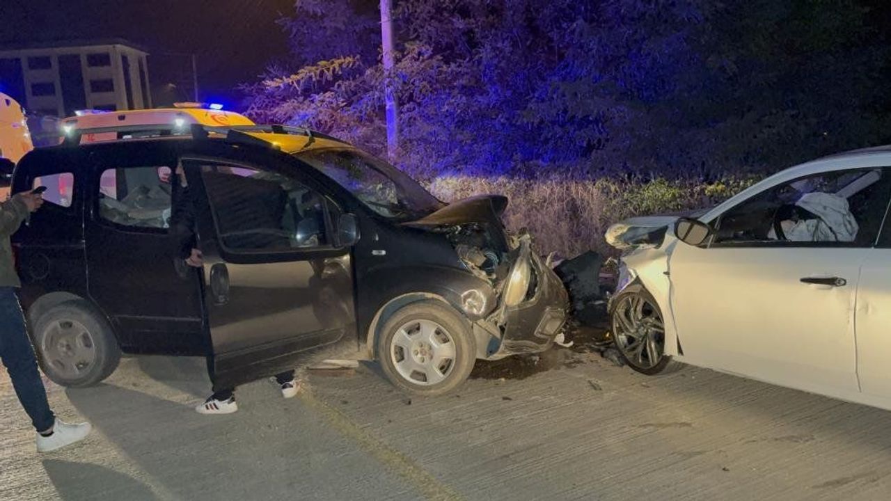 Otomobil ile hafif ticari araç çarpıştı: 5 yaralı