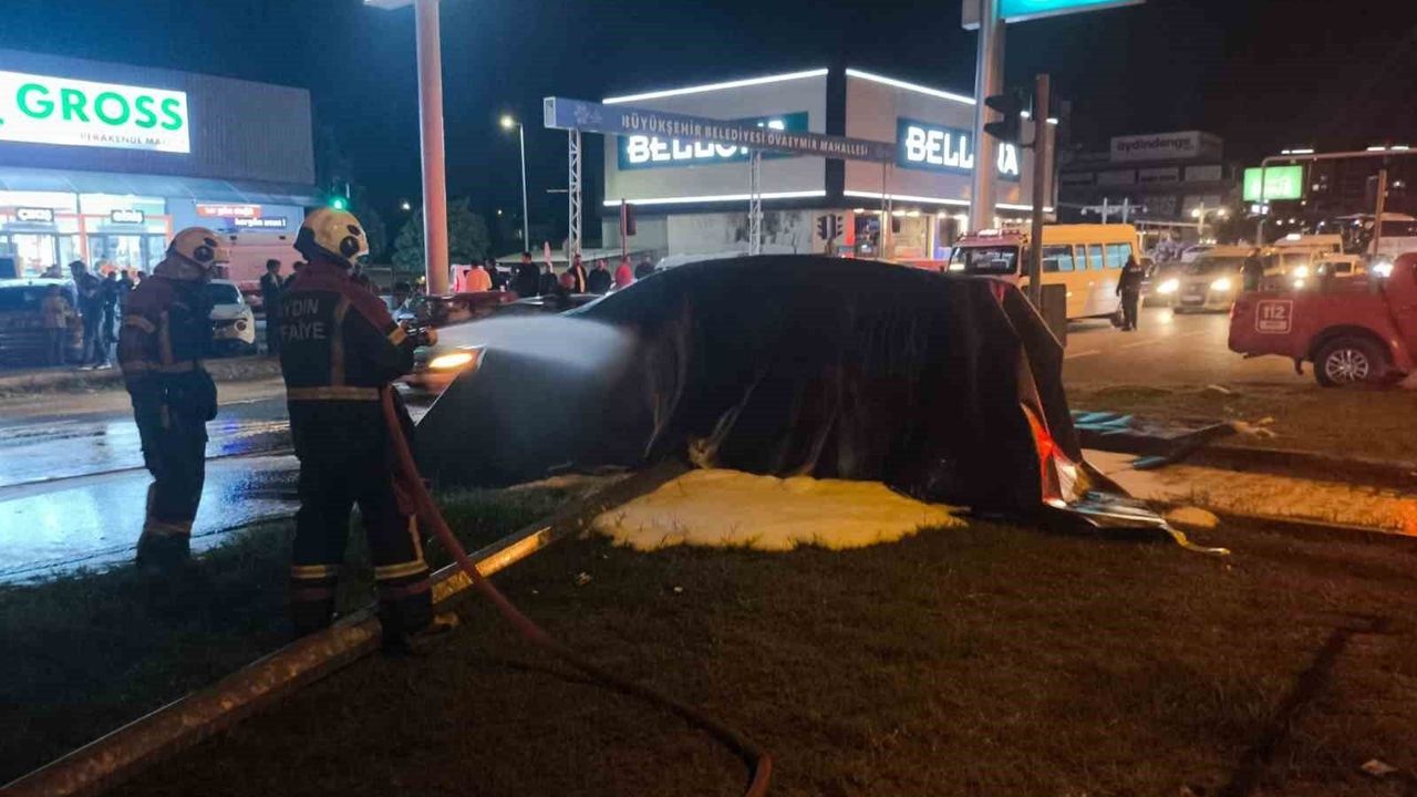Tırın çarptığı elektrikli otomobil alev alev yandı