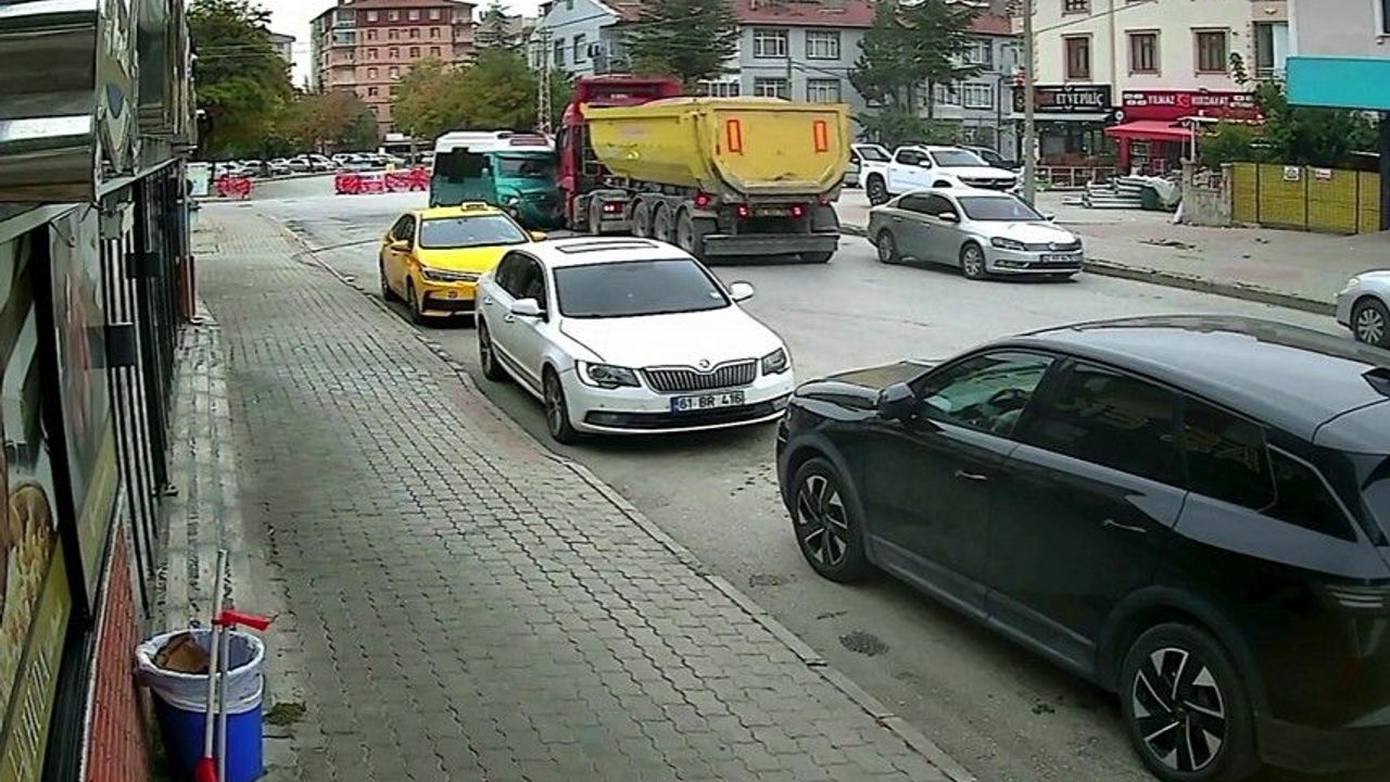 Hafriyat yüklü kamyon ile minibüs çarpıştı: 10 yaralı