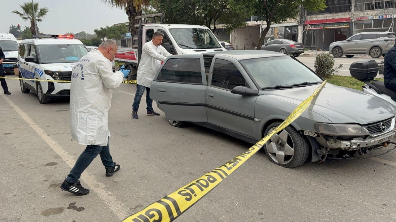 Aracının önünü kesip bıçakladılar!