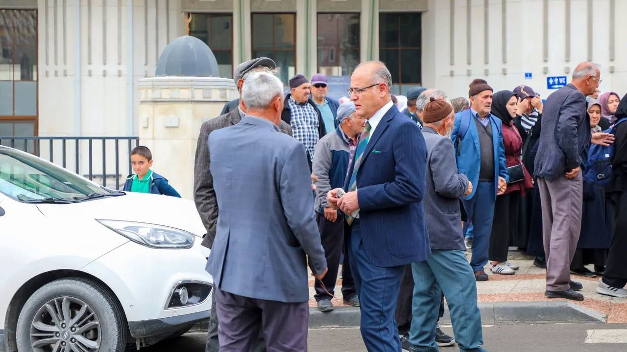 Çekerek Belediye Başkanı Üzeyir İnce umre yolcularını dualarla uğurladı