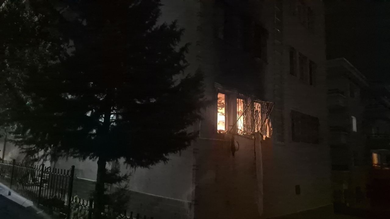 Dairede doğal gaz patlaması: Yangın çıktı