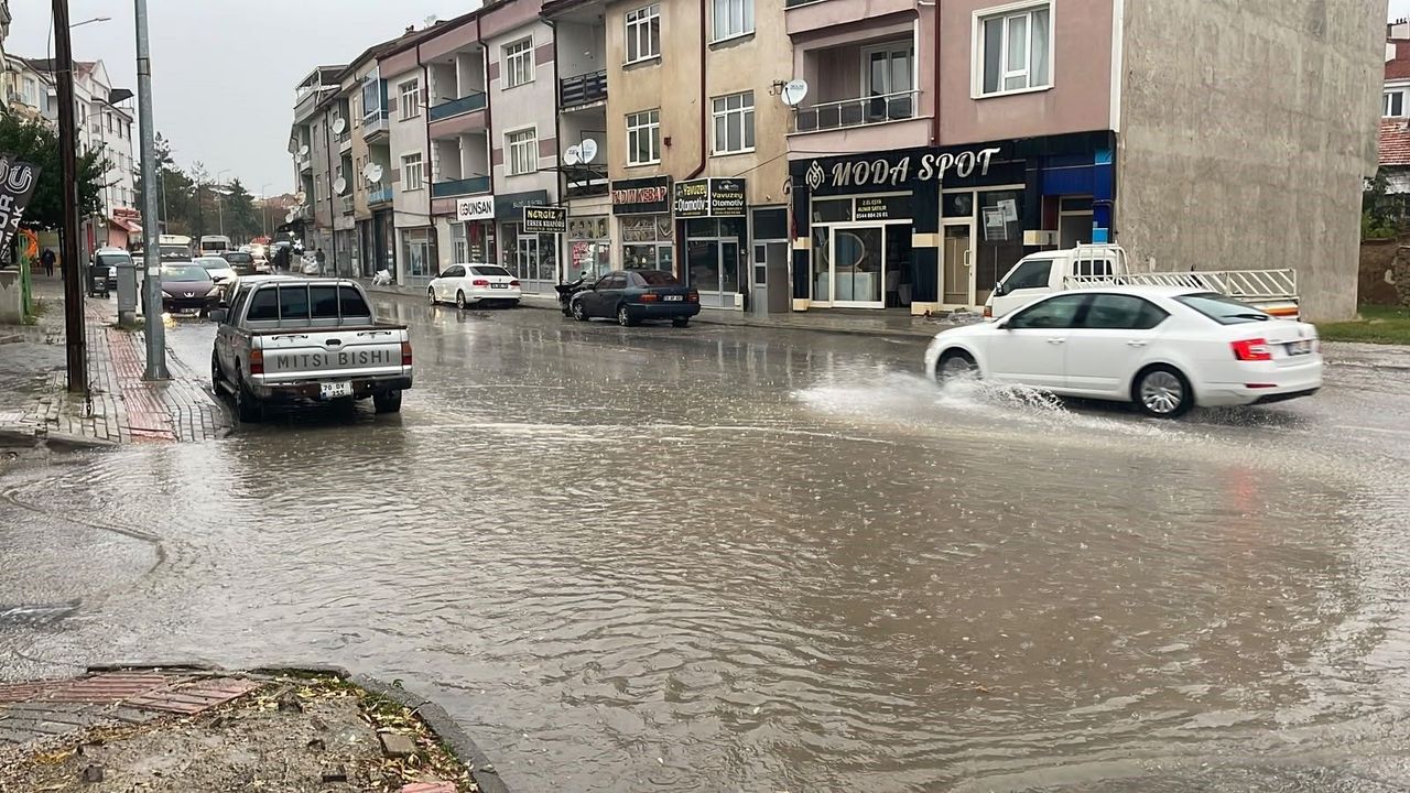 Sağanak yolları göle çevirdi: Araçlar mahsur kaldı