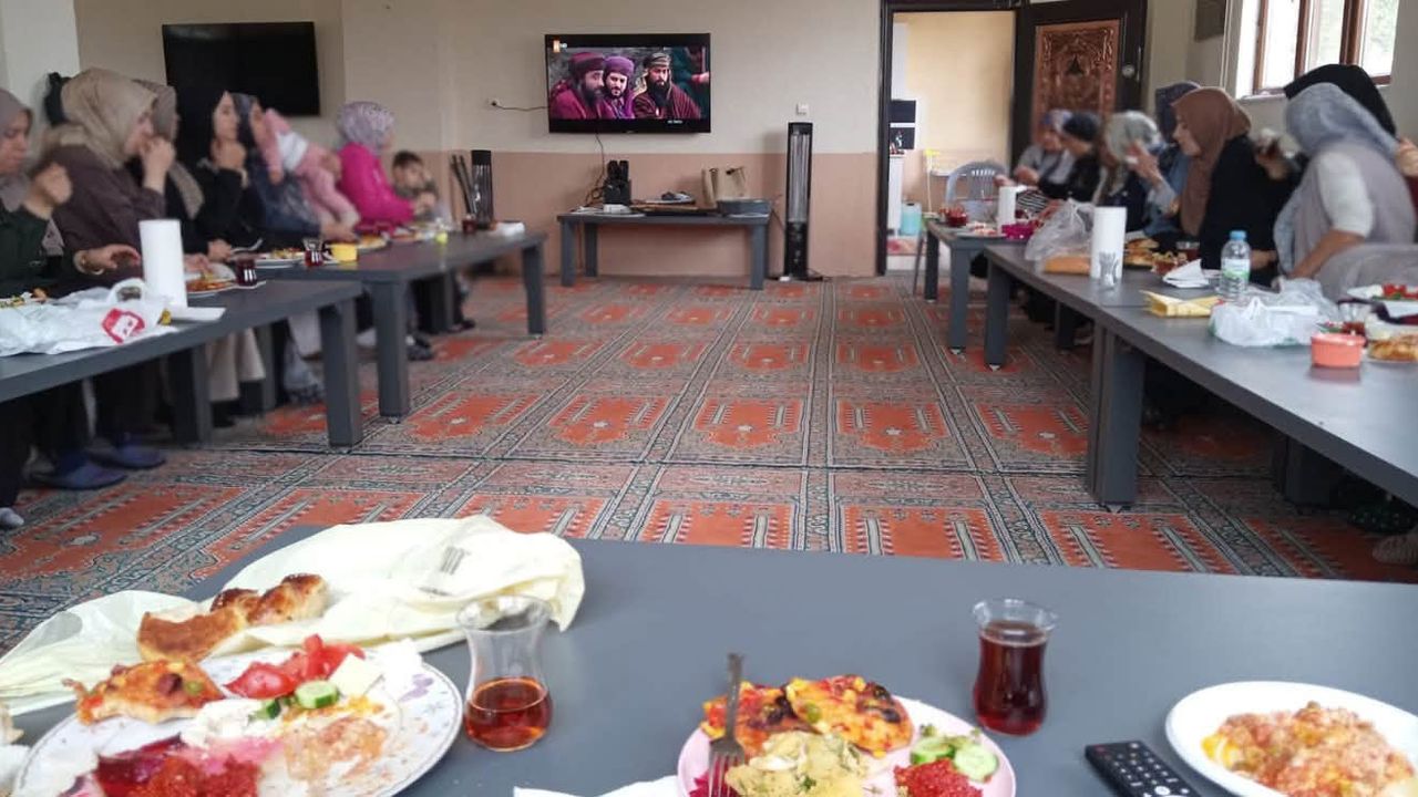 Yenifakılı'da Cami Kadın Buluşması'nda Hz. Ömer dizisi izlendi