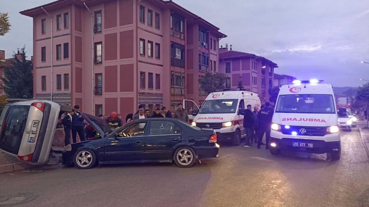 İki otomobil çarpışması sonucu 4 kişi yaralandı