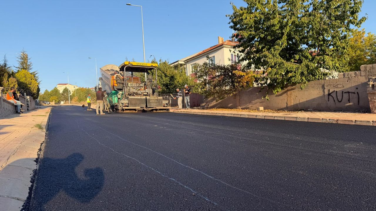 Sarıkaya’da sıcak asfalt çalışmaları sürüyor: Sırada Hastane Caddesi var