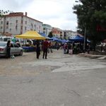 Aniden bastıran sağanak pazarcılara zor anlar yaşattı