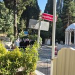 Arif Ahmet Denizolgun'un mezarı açılmadan önce cemaat mensupları kabre akın etti