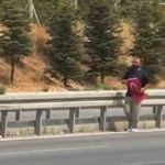 Yola düşen Türk bayrağını yerde bırakmadı